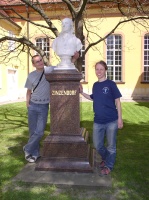 Verča a Jirka u sochy hraběte Zinzendorfa